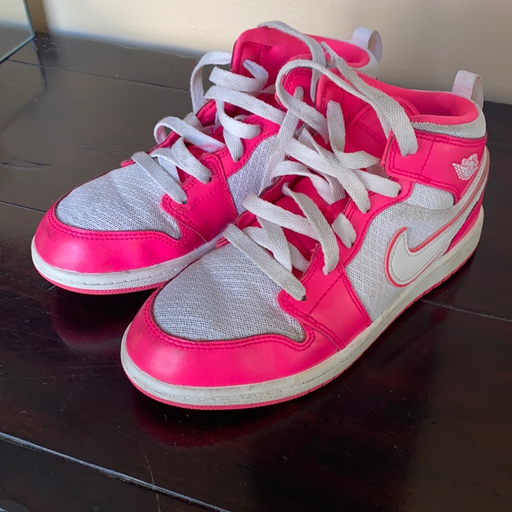 - AIR JORDAN 1 MID GS ‘hyper pink’ teen sneakers sz3 rare